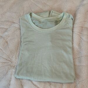 selling a green lululemon swiftly! 🌴